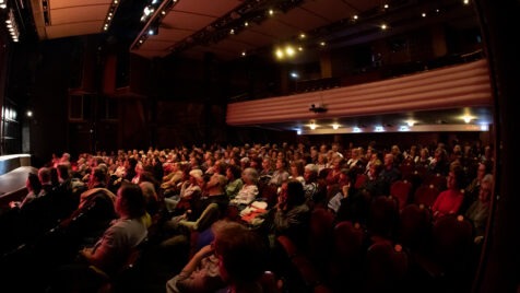 A színházakban dolgozók munkája nem csupán szórakoztatás, hanem szolgálat is